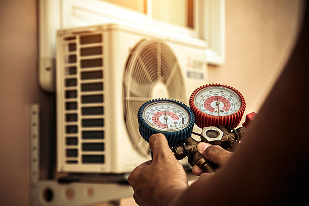 Professional Hvac technician working in Saulsbury, TN